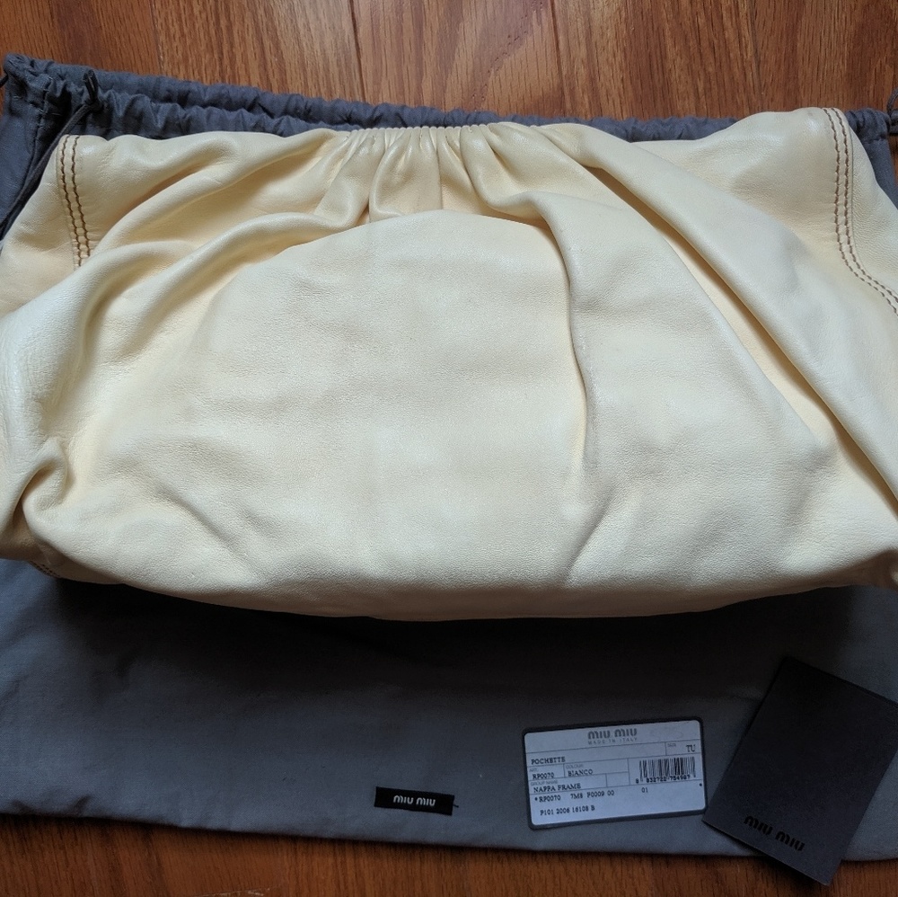 Miu Miu Nappa Frame Pochette in Bianco